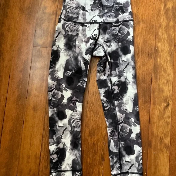 Lululemon leggings - Picture 1 of 3